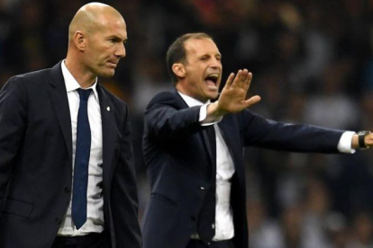 Massimiliano Allegria da instrucciones a sus jugadores ante la mirada de Zinedine Zidane.-EFE / ANDY RAIN