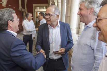 César Rico presidente de la Diputación, saluda a José Luis López Cerrón, presidente de la Federación de ciclismo .-SANTI OTERO