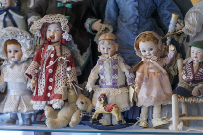 Algunas de las muñecas que Delgado tiene en sus vitrinas. S. OTERO