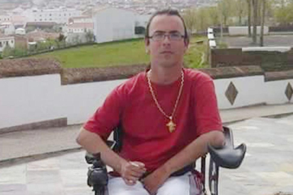Óscar Amo en la silla de ruedas que utiliza desde que sufrió la caída.-ECB