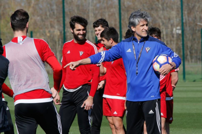 Pablo Alfaro dirigió ayer su primera sesión de entrenamiento como técnico del CD Mirandés.-@CDMirandes