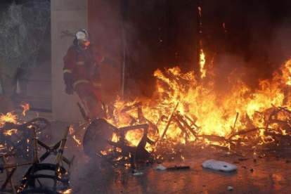 Imagen de los graves disturgios en los Campos Elíseos de París el pasado sábado.-EFE / YOAN VALAT
