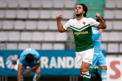 Adrián Cruz celebra un gol con la camiseta del Racing de Ferrol.-FORO.DELCELTA.COM