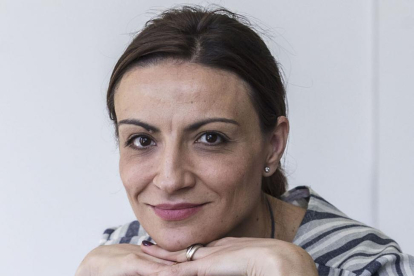 Carla Montero sujeta un ejemplar de su nueva novela, que acaba de lanzar.-Santi Otero
