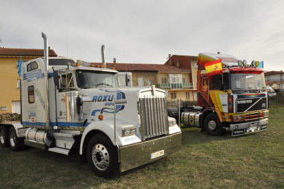 Dos impresionantes camiones procedentes de Asturias. MANUEL PÉREZ PALACIOS