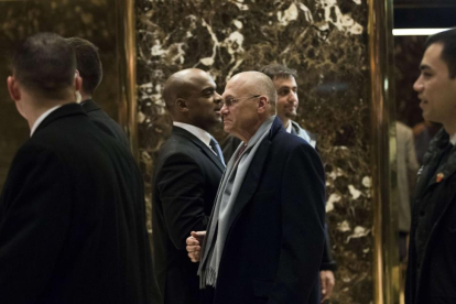 El empresario Andy Puzder sale de la Torre Trump en Nueva York tras reunirse con el presidente electo.-DREW ANGERER / AFP
