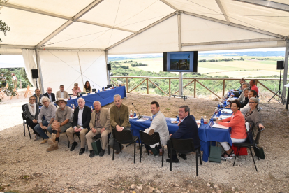 La reunión del Patronato de la Fundación Atapuerca se celebró en el mirador de Cueva Fantasma.