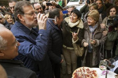 El presidente del Gobierno, Mariano Rajoy, durante su paseo por Logroño antes de ofrecer un mitin electoral.-EFE/Raquel Manzanares