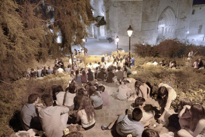 Varios grupos de jóvenes hacen botellón en las inmediaciones de la iglesia de San Esteban durante una noche de verano.-RAÚL G. OCHOA