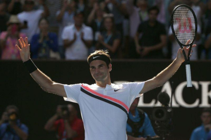 Roger Federer celebra la clasificación para cuartos de final en Australia.-REUTERS / THOMAS PETER (REUTERS)