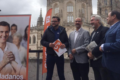 Rodrigo Ibeas con Luis Fuentes delante de la catedral de Burgos.-ECB