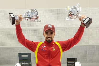 Álvaro Ibáñez posa sonriente con los trofeos conquistados en Francia.-