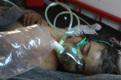 Un niño sirio recibe tratamiento tras el ataque con gass tóxico.-MOHAMED AL-BAKOUR