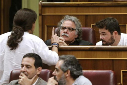 Joan Tardà escucha a Pablo Iglesias, el martes, en el Congreso.-EFE / BALLESTEROS