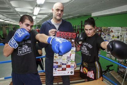 Roberto Segura (Amigos del Boxeo) junto a los púgiles del club Gabriel Iglesias y Cristina Antolín-Santi Otero