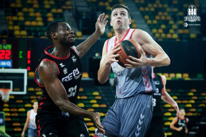 Rabaseda le gana la partida al jugador del Bilbao Basket Moses en un lance del partido disputado en Miribilla. B. B. HOJAS / SPB
