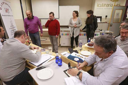 Los miembros del jurado cataron ayer las propuestas gastronómicas de 17 establecimientos que participan en el Concurso de tapas de San Lesmes.-RAÚL G. OCHOA