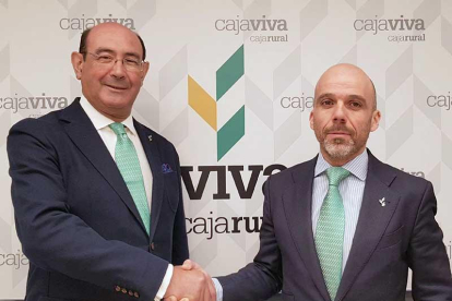 Agustín Colino yJavier Casado se estrechan la mano.-ICAL