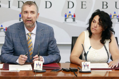El rector de la UBU, Pérez Mateos, y Adelina Uriarte, de la plataforma Passivhaus, en la firma del convenio.-RAÚL G. OCHOA