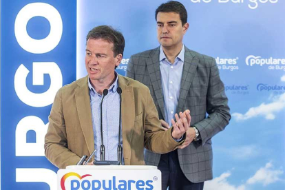 Borja Suárez, junto al coordinador del PP,Ángel Ibáñez.-SANTI OTERO