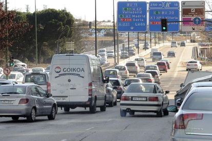 Imagen de vehículos circulando por la capital.-ISRAEL L. MURILLO