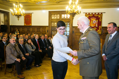 Daniel de Pablo, ganador del concurso ‘Carta a un militar’, recibe el diploma de manos del coronel Ramírez. TOMÁS ALONSO