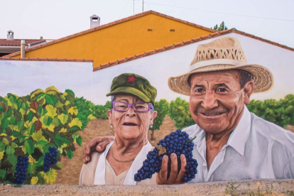 ‘Los abuelos Chicharra’: mural situado en Iniesta, Cuenca. CHRISTIAN SASA.