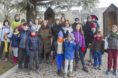 Los miembros de Rayuela posan en el Castillo preparados para un paseo interpretativo a través de los árboles singulares de Burgos. La excursión se celebró el pasado día 6.-ISRAEL L. MURILLO