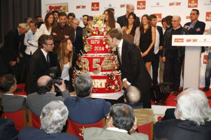 Antonio Asensio Mosbah (derecha), Gemma Mendual y Joan Vehils soplan las velas del pastel de aniversario.-Foto: JOSEP GARCÍA