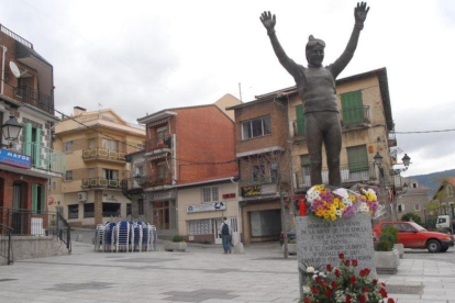 La estatua de Fernández Ochoa en Cercedilla (Madrid).-PEDRO CARRERO