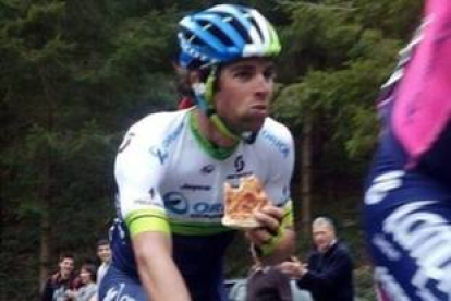 Matthews, con su porción de pizza en plena cuarta etapa de la Vuelta al País Vasco.-Foto: ANDER MARTIARENA
