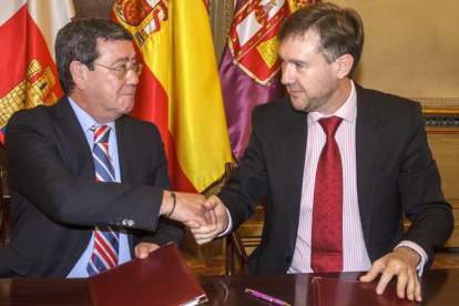 Un momento de la firma entre Rico (izq.) y Lacalle (dch.) que reitera la colaboración de ambas instituciones.-S. O.
