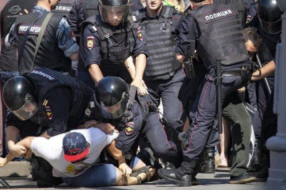 Un grupo de policías detienen a manifestantes, en la protesta del sábado en Moscú.-ALEXANDER ZEMLIANICHENKO (AP)