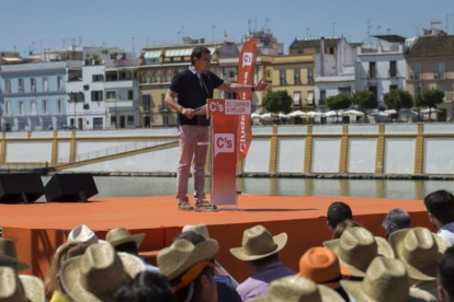 Albert Rivera, este sábado, en el mitin que ha ofrecido frente al barrio sevillano de Triana.-EFE / JULIO MUÑOZ
