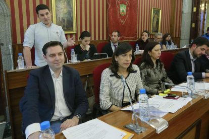 Los concejales socialistas y de Imagina Burgos durante un Pleno municipal.-ISRAEL L. MURILLO