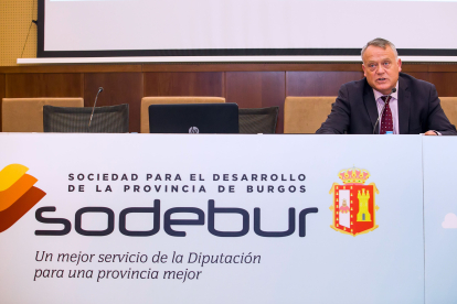 Lorenzo Rodríguez durante la presentación de lo acordado en el último consejo de administración de Sodebur. TOMÁS ALONSO