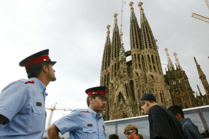 Una pareja de los Mossos patrullando por la Sagrada Familia.-RICARD CUGAT