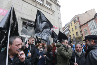 Imagen de la concentración a las puertas del edificio de sindicatos.-RAÚL G. OCHOA