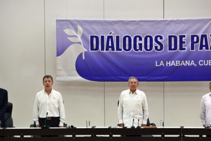 De izquierda a derecha, el secretario general de las Naciones Unidas, Ban Ki-moon; el presidente de Colombia, Juan Manuel Santos; el presidente de Cuba, Raúl Castro y el delegado de las FARC en Cuba, Rodrigo Londoño Echeverri, alias "Timochenko".-EFE/ALEJANDRO ERNESTO