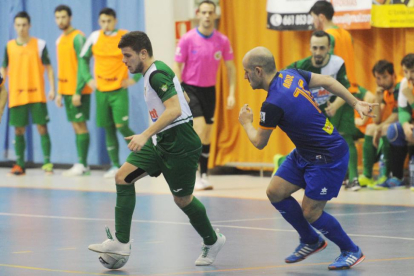 Oli pisa un balón en un choque de esta temporada en el Polideportivo Círculo-Israel L. Murillo