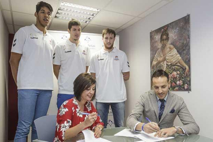 Pilar Gómez y Félix Sancho firman el convenio suscrito entre Recoletas y el San Pablo Burgos.-SANTI OTERO