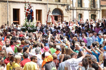 Un momento de la procesión con el Santo a hombros y varios vecinos bailando delante de la imagen y otros muchos contemplando la escena.-R.F.