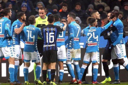 Discusión entre los jugadores del Inter y el Nápoles en un partido de liga italiana en 2018.-MATTEO BAZZI/ EFE