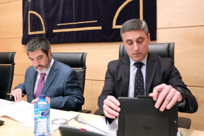 A la derecha, Rafael Barbero, durante su comparecencia en la comisión.-ICAL