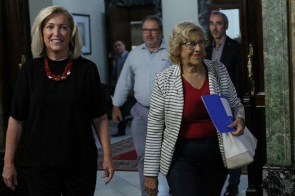 La Delegada del Gobierno en Madrid, Concepción Dancausa, y la alcaldesa, Manuela Carmena, en una reunión este martes para reforzar la medidas de seguridad tras los atentados en Cataluña.-DAVID CASTRO