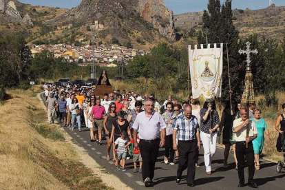 Los romeros trasladan a hombros a la Virgen de Pedrajas desde la villa salinera hasta su ermita.-G. G.