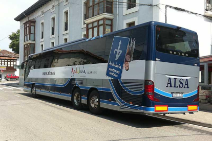 El autobús que comunica la comarca n uno de sus momentos de parada en Villasana de Mena.-ECB