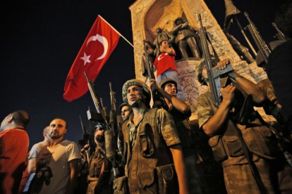 Soldados y partidarios del presidente Erdogán en la Plaza Taksim de Estambul.-AP / EMRAH GURAL