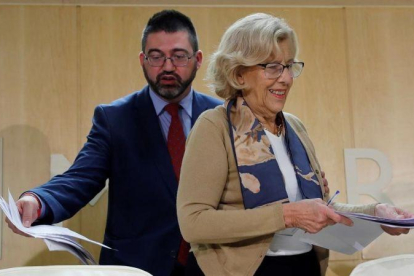 Imagen de archivo de la alcaldesa de Madrid, Manuela Carmena  y el hasta hoy concejal de Economia y Hacienda del Ayuntamiento, Carlos Sanchez Mato.-JUAN CARLOS HIDALGO