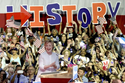 Hillary Clinton se proclama vencedora de las primarias demócratas en EEUU, en Nueva York, este martes.-EFE / PETER FOLEY